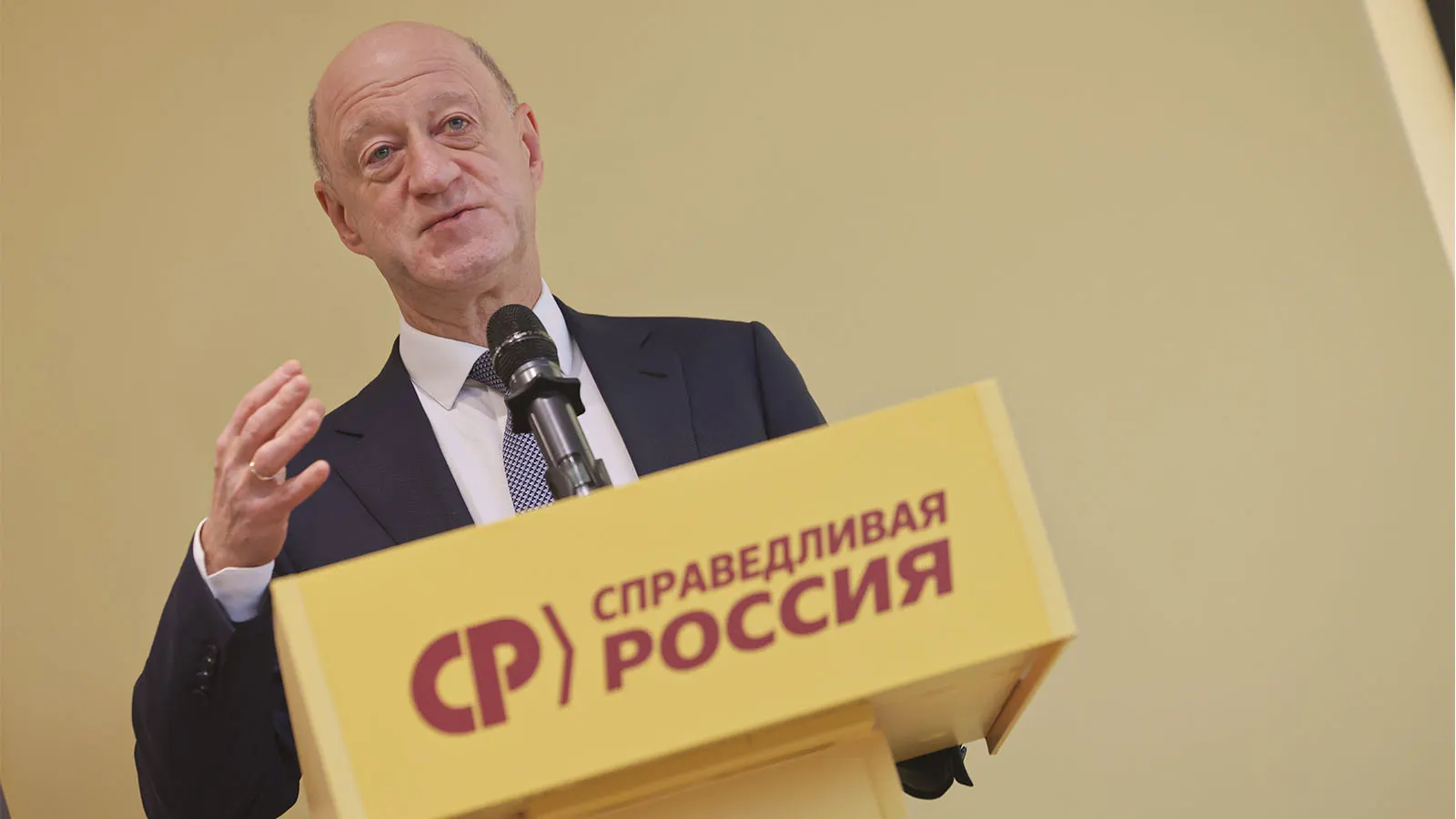 В партии обсуждают смену руководства на фоне травмы лидера Миронова; рассматривается переход к новому руководителю и формирование будущей фракции в Госдуме.