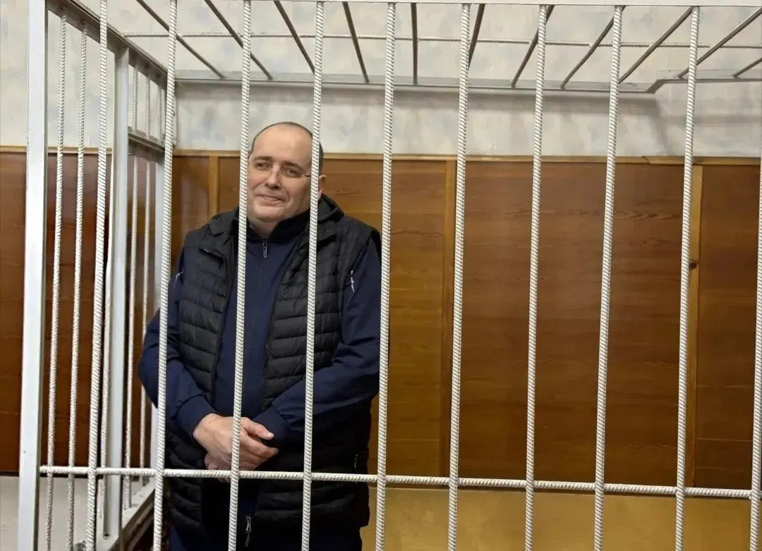 Бывшего заместителя министра ЖКХ признали виновным в получении взятки в особо крупном размере. Суд вынес 9 лет колонии строгого режима и штраф 8,82 млн рублей; общий срок по делу составит 14 лет и штраф около 17 млн рублей. Общая сумма взяток составила 4,41 млн рублей, из которых Кислицын получил не менее 2,7 млн.