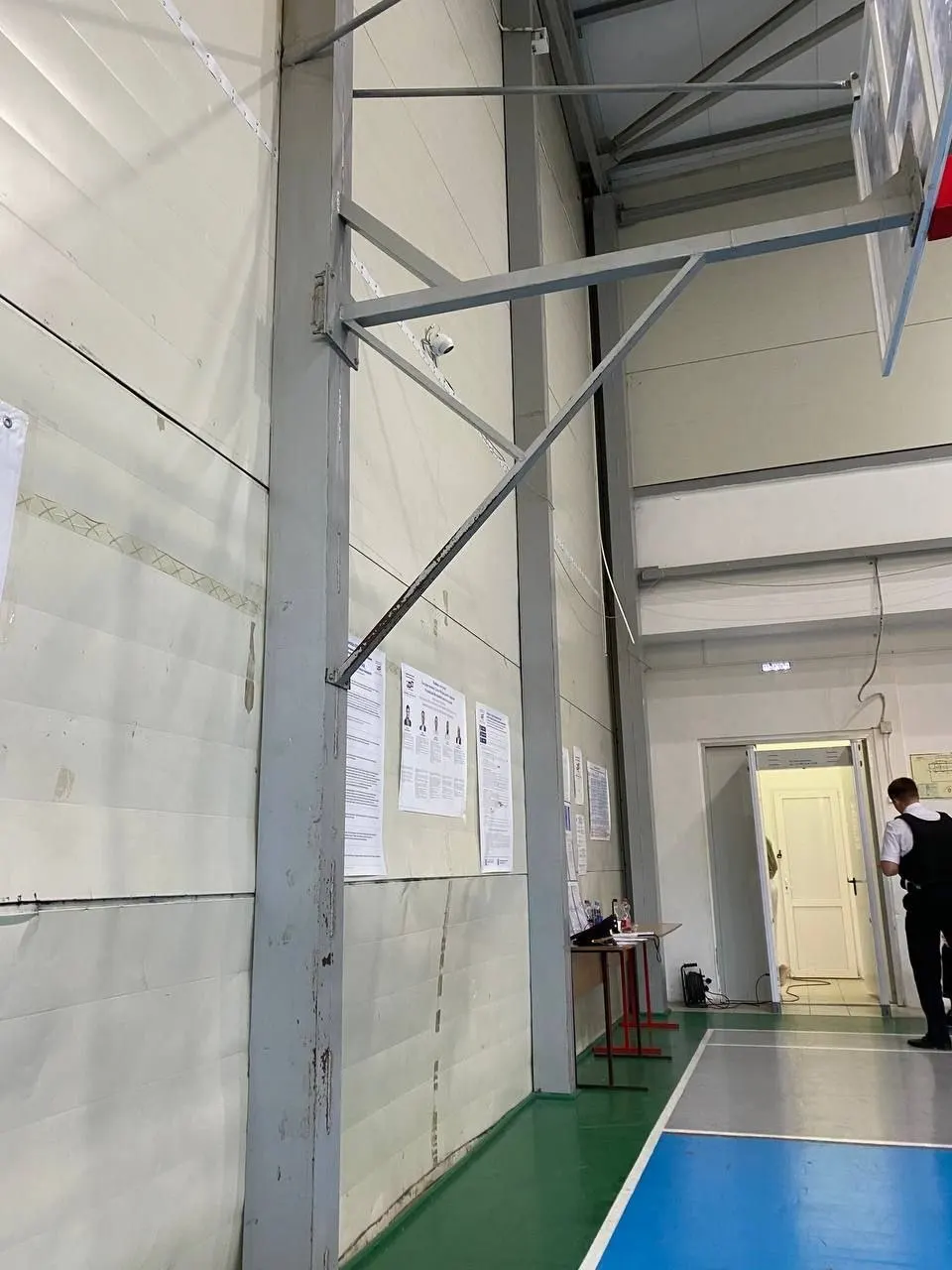 Во второй день трёхдневного голосования независимые наблюдатели сообщают о нарушениях процедур и ограничении их работы в разных регионах страны.