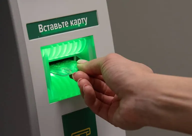Поправки позволят блокировать банковские операции при частичном совпадении данных клиента с данными лиц, попавших под заморозку, и на срок до пяти рабочих дней.