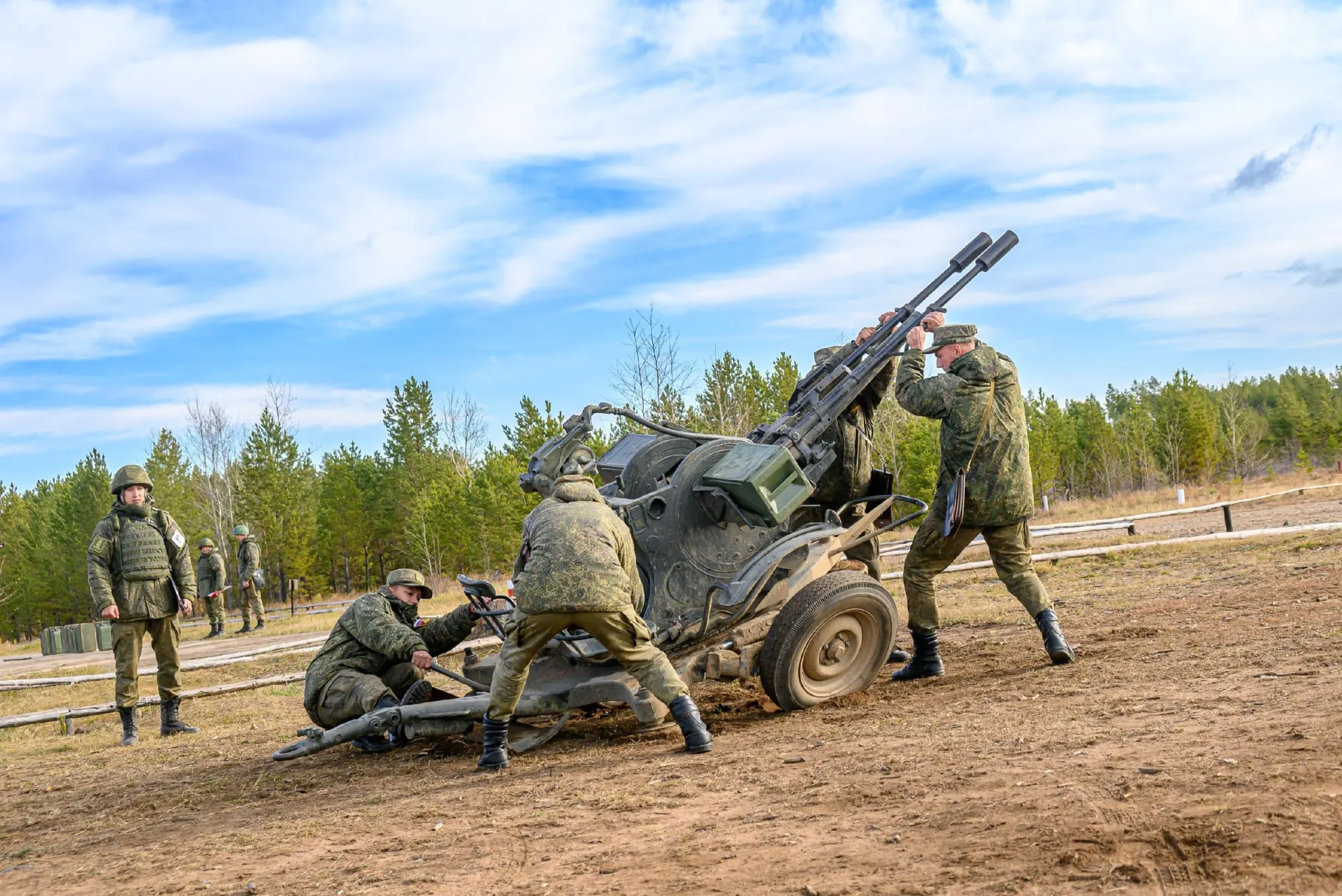 Число военнослужащих увеличится на 15,5 тысяч человек.
