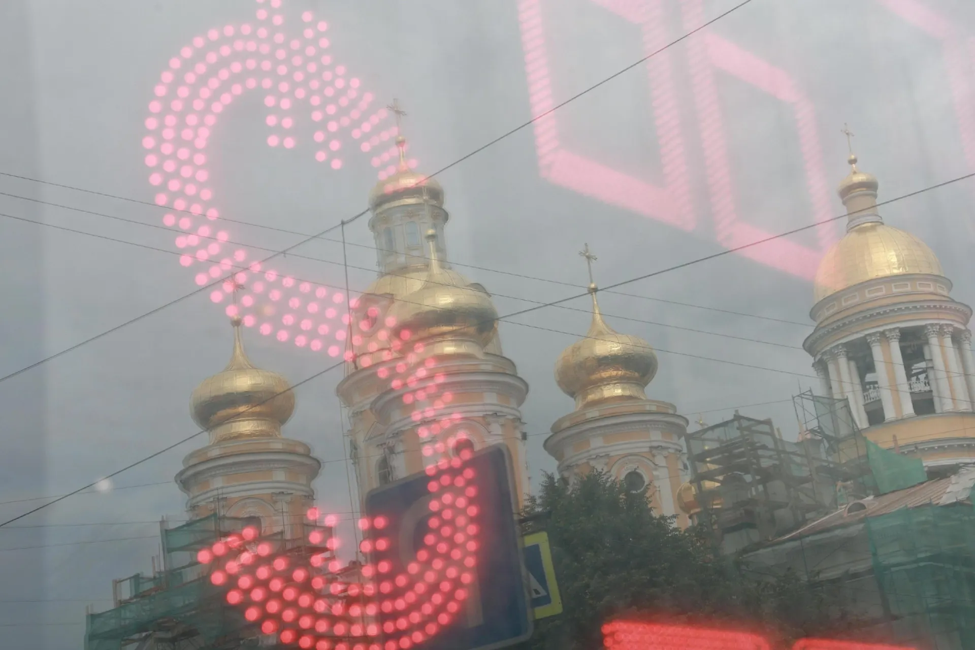 За лето рубль ослаб к доллару, что совпало с возникновением дефицита валюты; эксперты объясняют возможные сценарии дальнейшего развития.