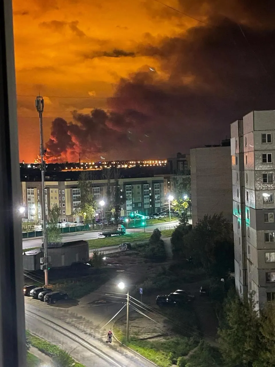 Ночные столкновения с беспилотниками затронули Ярославскую и Ростовскую области: поврежден НПЗ, часть Ростова осталась без света, пострадавших нет. Кроме того, атаки зафиксированы в Московском регионе и на украинских объектaх.