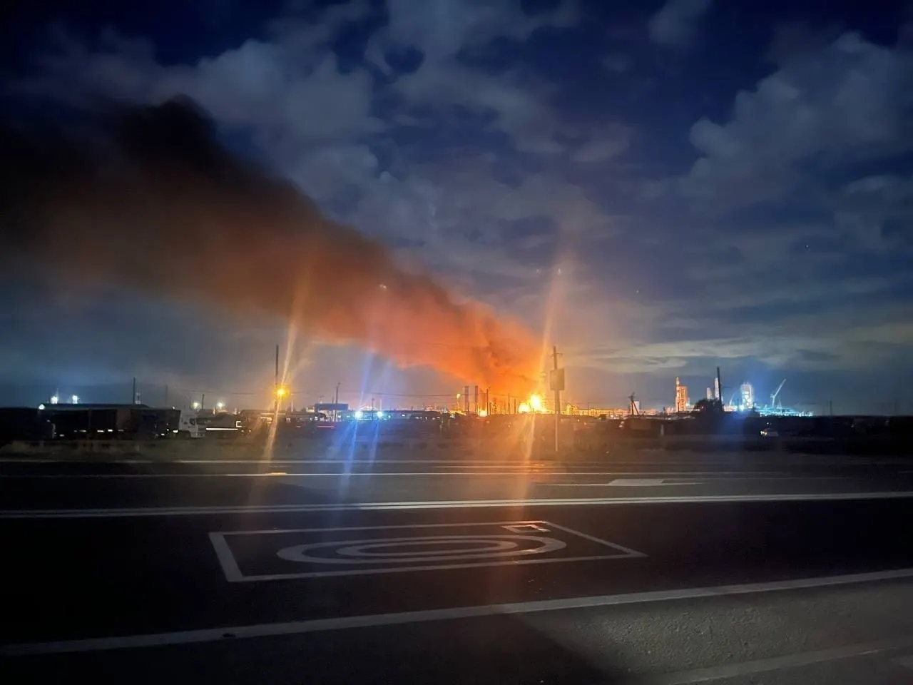 В Ростовской области ранены пять человек, в Краснодарском крае погиб один человек. По данным властей, уничтожено свыше 30 беспилотников; пострадали жилые здания и объекты инфраструктуры.