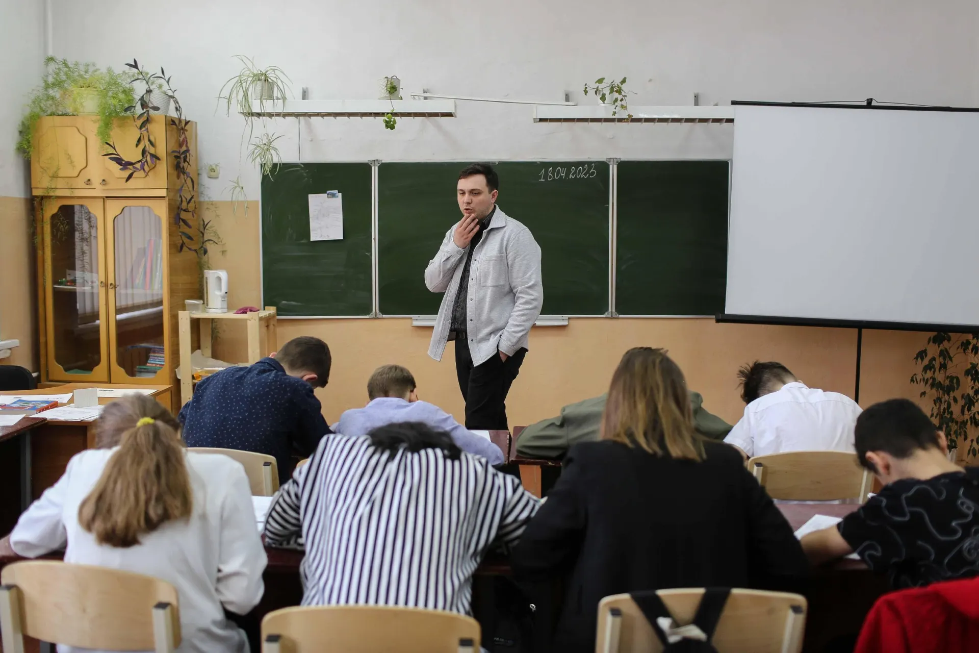 Министерство просвещения добавило в образовательную программу дополнительный час истории; изменение коснулось части школьников. Разбираемся, что произошло и почему.