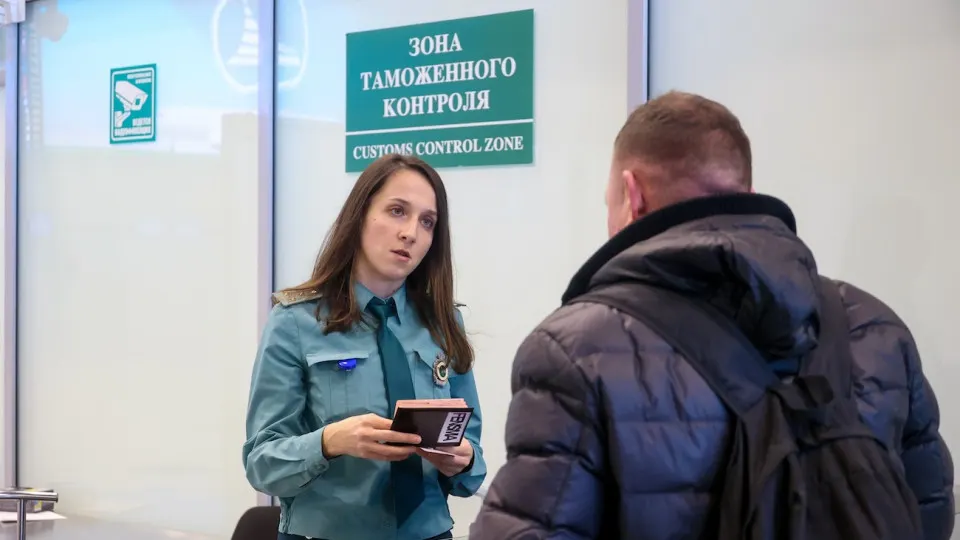 Вводятся ужесточенные правила вывоза золота и наличных, расширяется контроль за источниками средств и потоками валют; вступление в силу и новые требования к документам.