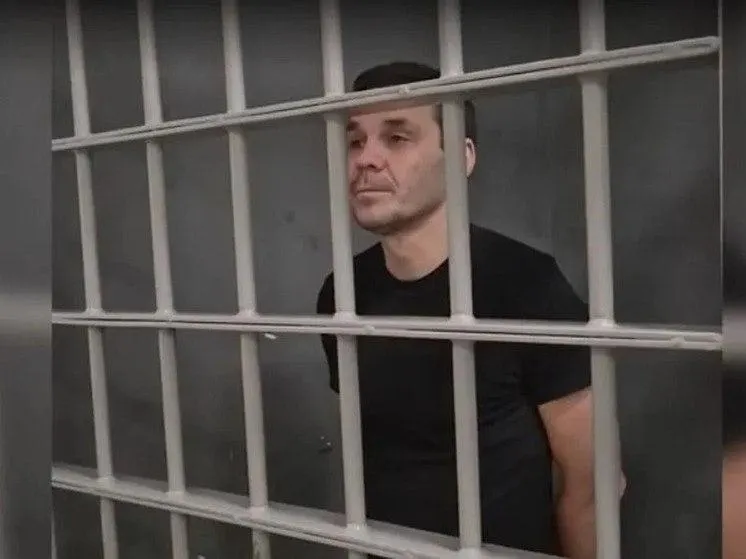 48-летний гражданин России и Швеции Максим Артемов получил 14 лет колонии строгого режима, два года ограничения свободы и штраф в 200 тысяч рублей по делу о госизмене. По данным ФСБ, в 2024 году он переводил средства на поддержку формирований ВСУ через Revolut.