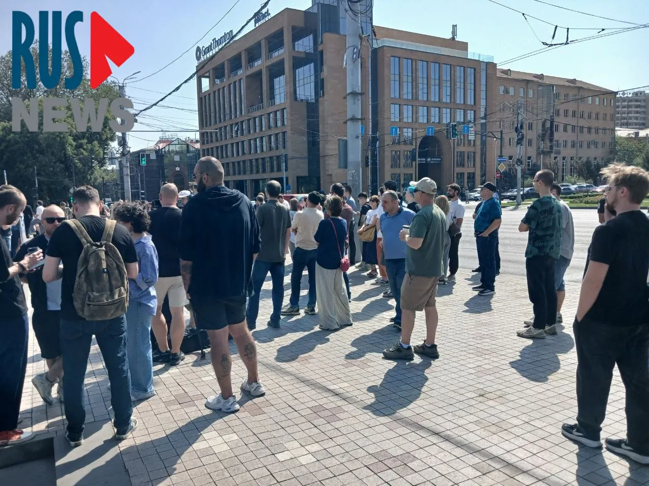 У посольства России в Ереване выстроилась длинная очередь на голосование, превышающая тысячу человек. Среди пришедших — россияне, участники пацифистских инициатив и правозащитные проекты; рядом проходит митинг около ста человек.