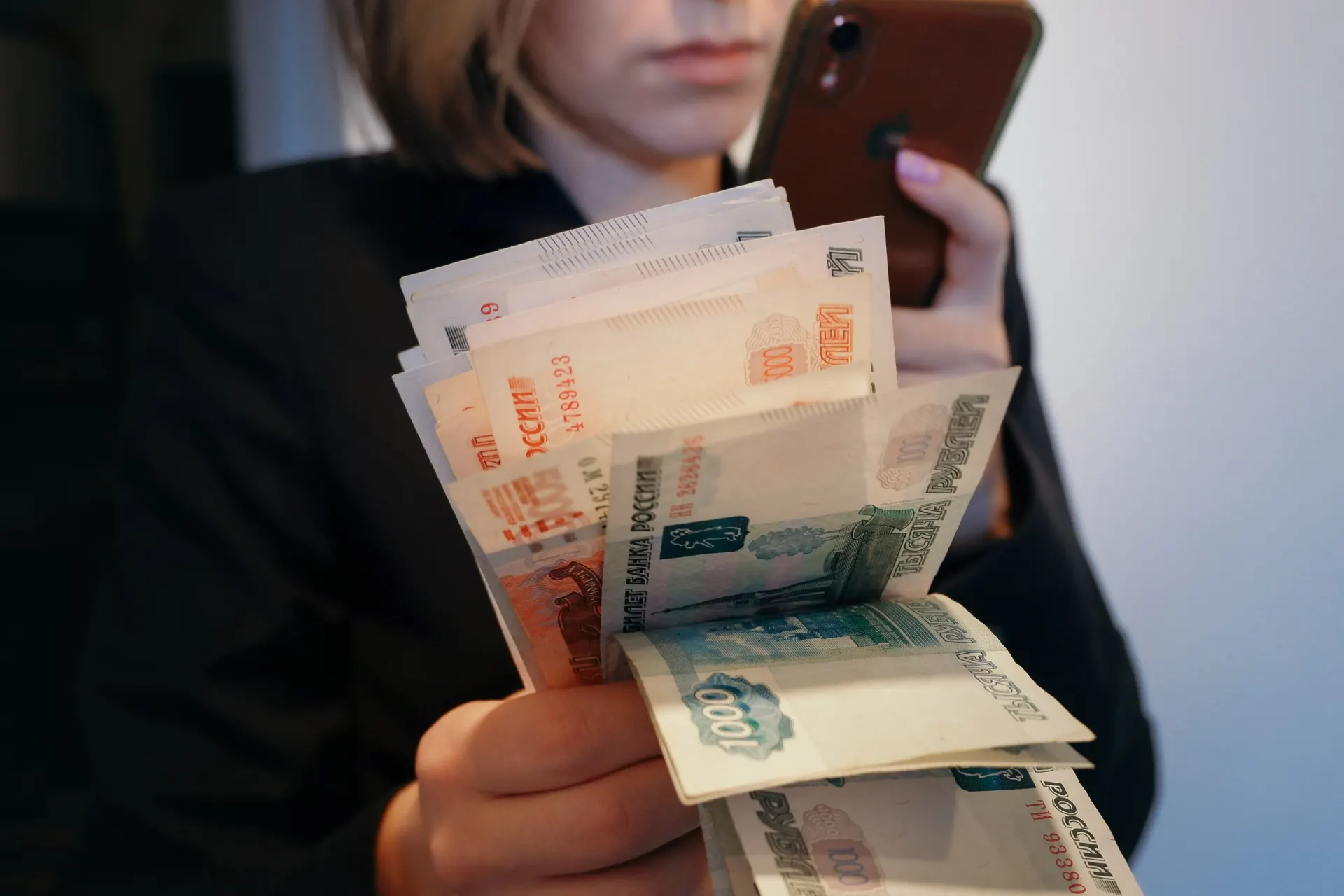 Ставка Центробанка не является главным тормозом инвестиций. В статье разбираются факторы, которые действительно замедляют экономику России, помимо стоимости кредитов.