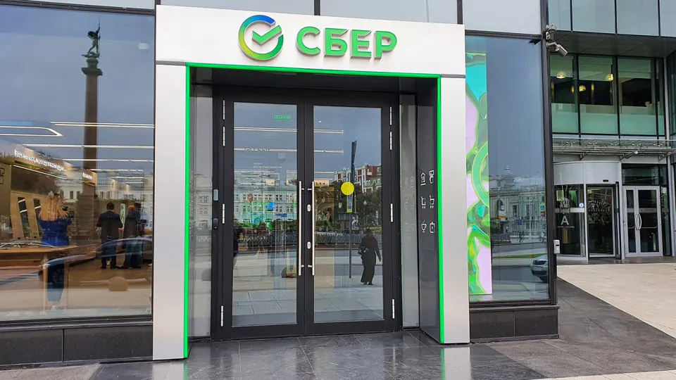 Дефолтные активы крупнейшего банка выросли, давление на качество корпоративного портфеля усиливается; эксперты ожидают усиление проблем у юридических лиц в ближайшем квартале.