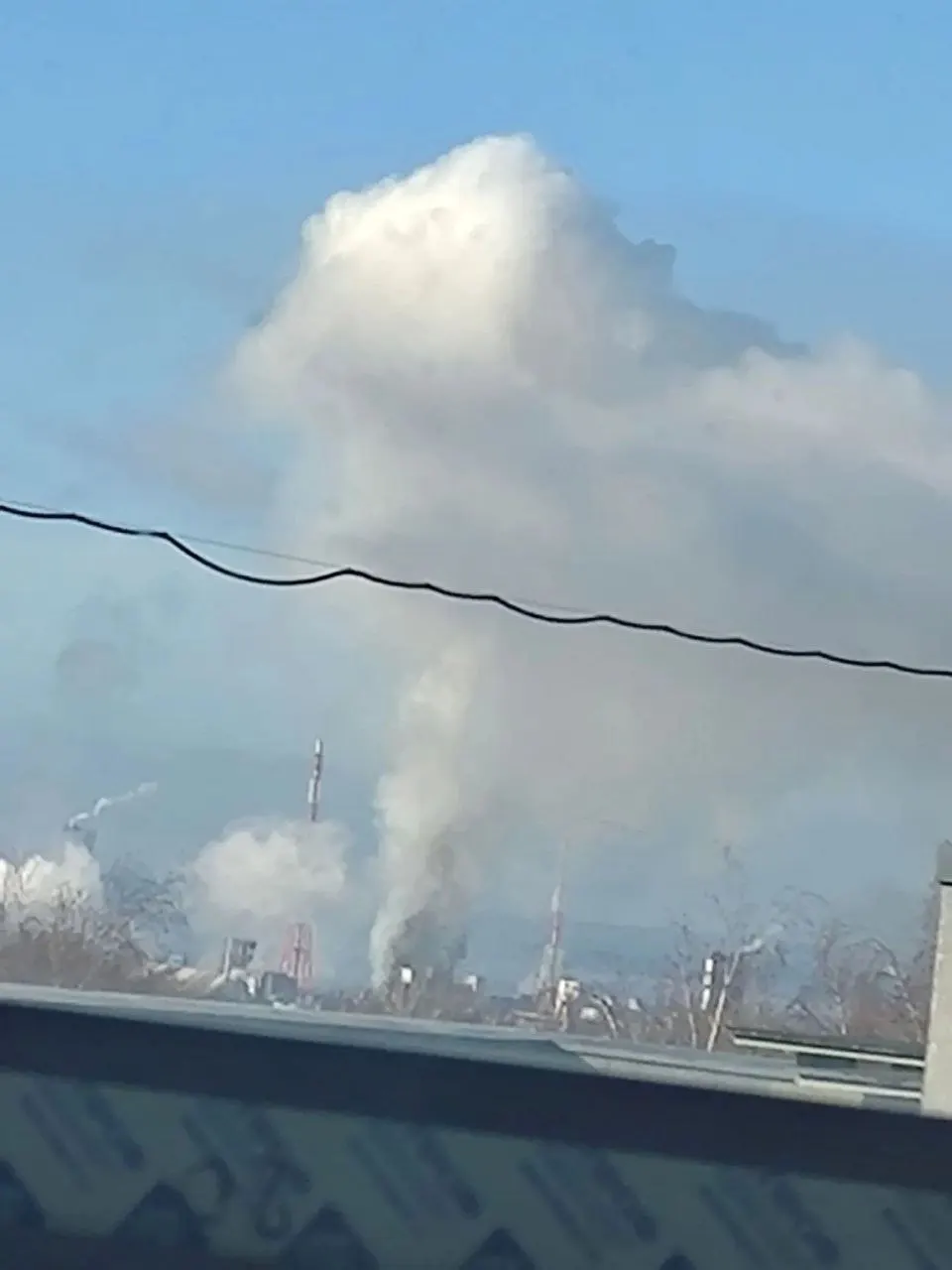 Ночные атаки беспилотников затронули несколько населённых пунктов региона. Есть пострадавшие, повреждённые дома и приостановлены массовые мероприятия.