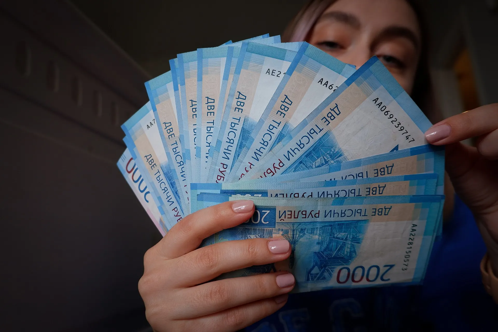 Правительство обсуждает введение нового налога, который может принести бюджету порядка триллиона рублей, но затронет россиян в первую очередь средний класс.