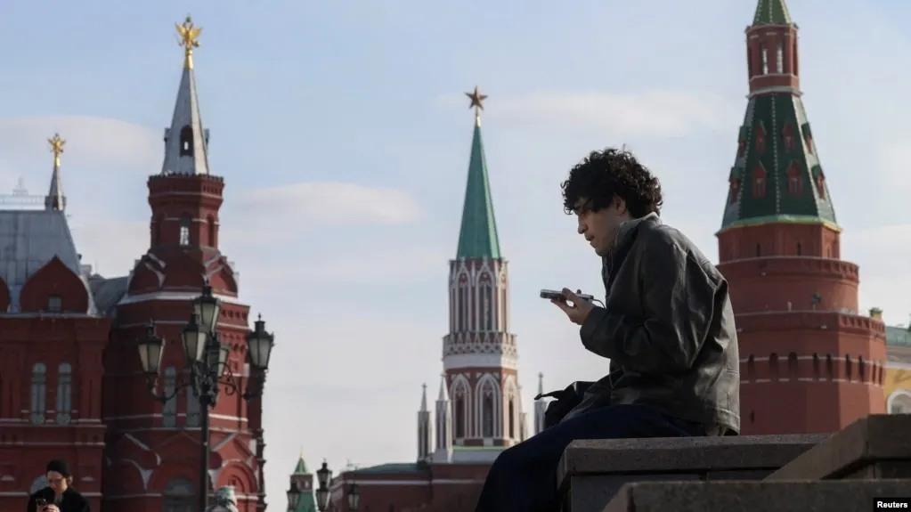 Законопроект предусматривает идентификацию по возрасту и ограничение онлайн‑времени несовершеннолетних, в том числе до 14 лет, с целью снижения доступа к запрещённому контенту.
